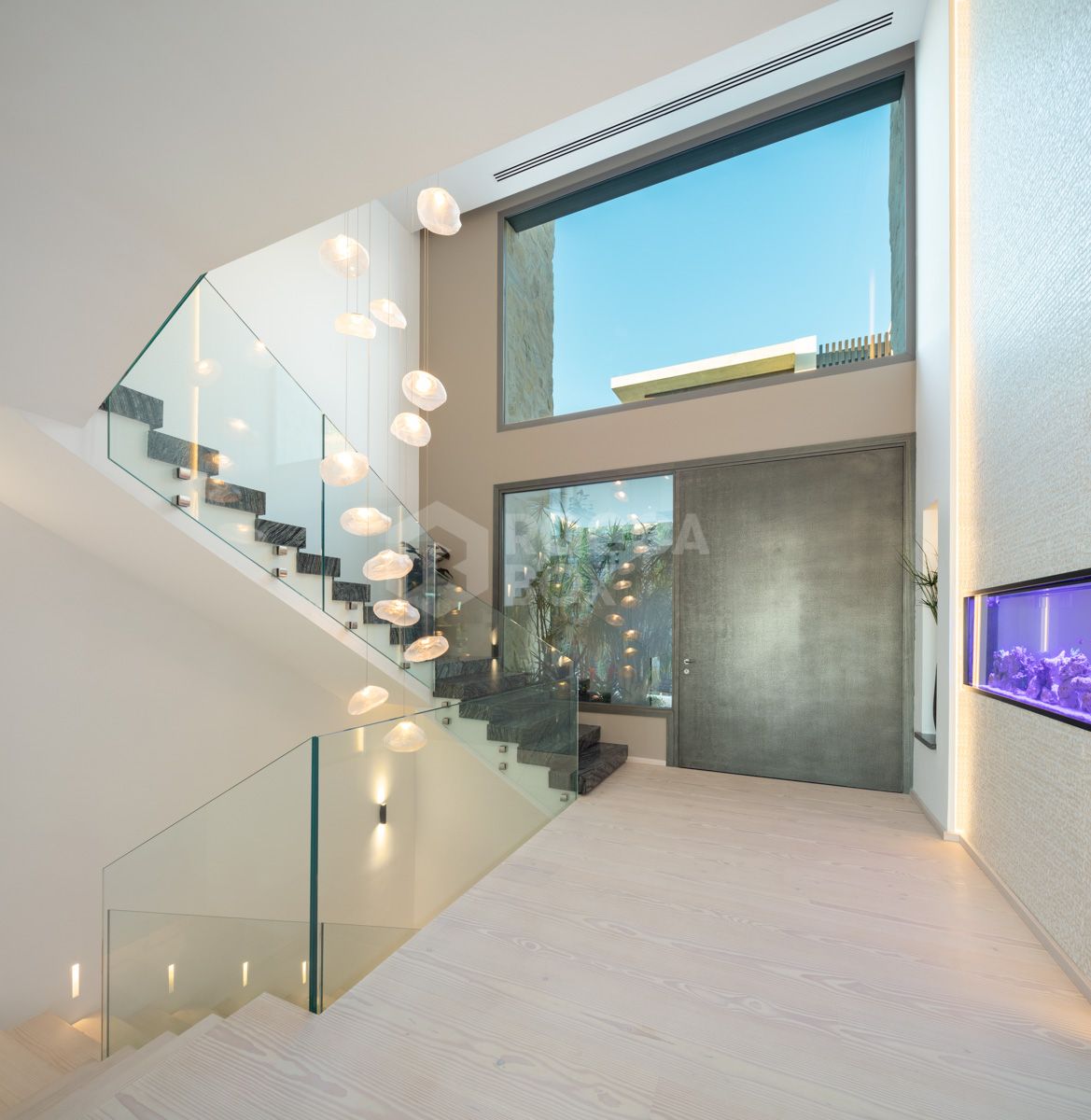 Contemporary Masterpiece in The Hills, La Quinta: A Luxurious Haven in Marbella
