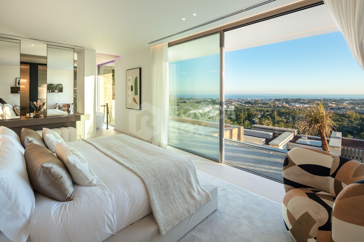 Contemporary Masterpiece in The Hills, La Quinta: A Luxurious Haven in Marbella