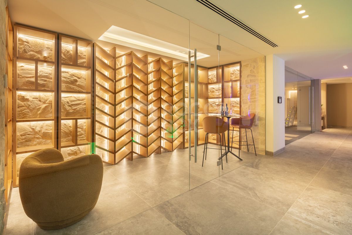 Contemporary Masterpiece in The Hills, La Quinta: A Luxurious Haven in Marbella