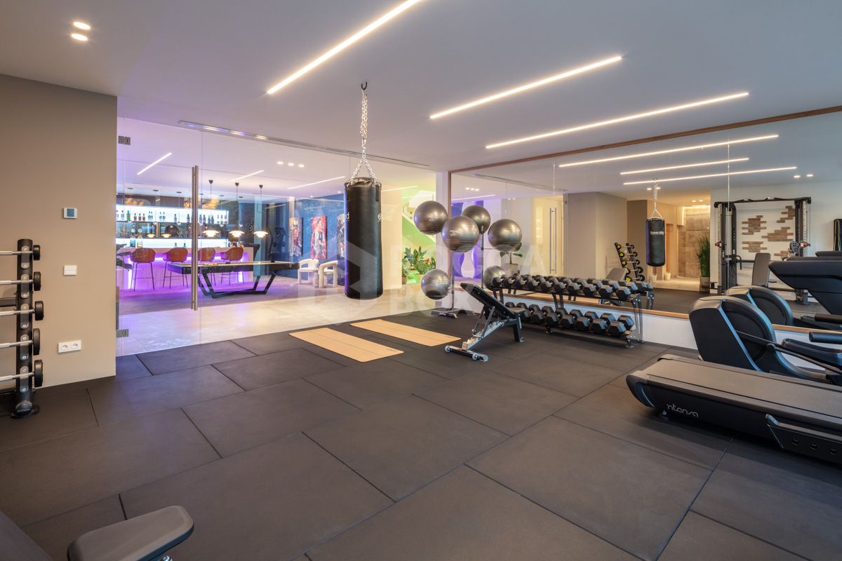 Contemporary Masterpiece in The Hills, La Quinta: A Luxurious Haven in Marbella