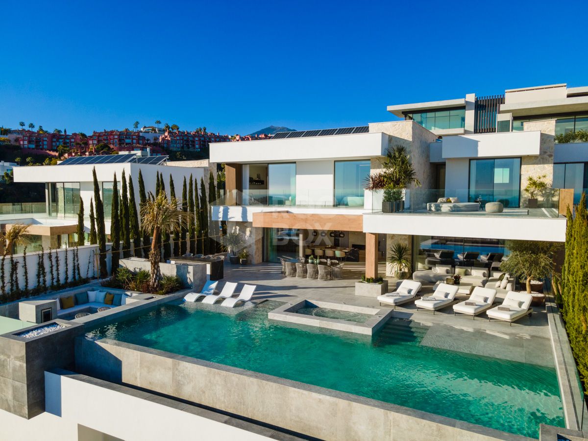 Contemporary Masterpiece in The Hills, La Quinta: A Luxurious Haven in Marbella