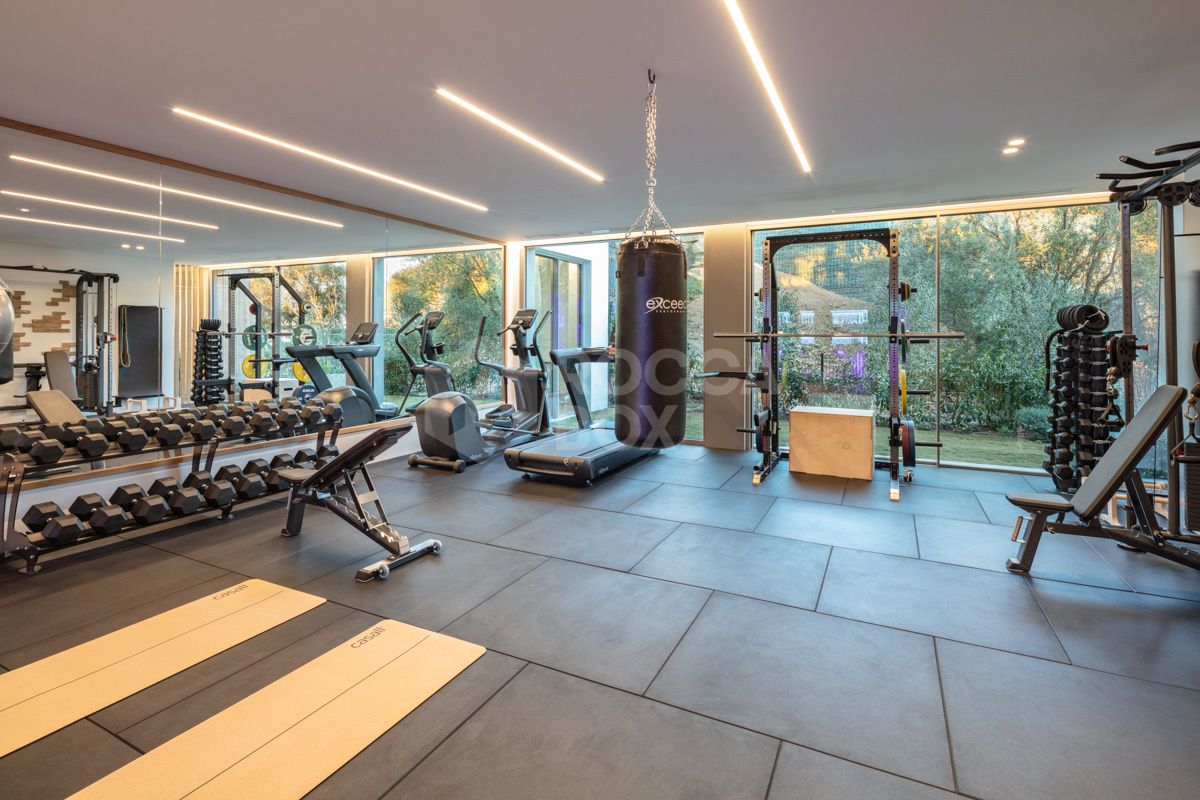 Contemporary Masterpiece in The Hills, La Quinta: A Luxurious Haven in Marbella