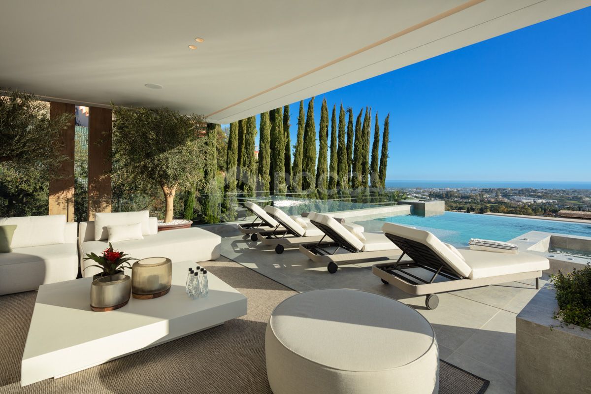 Contemporary Masterpiece in The Hills, La Quinta: A Luxurious Haven in Marbella
