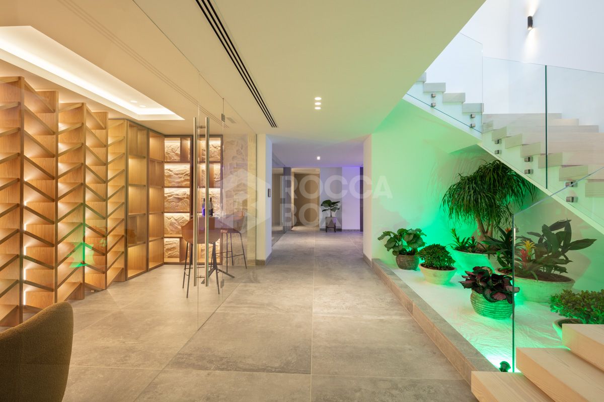 Contemporary Masterpiece in The Hills, La Quinta: A Luxurious Haven in Marbella