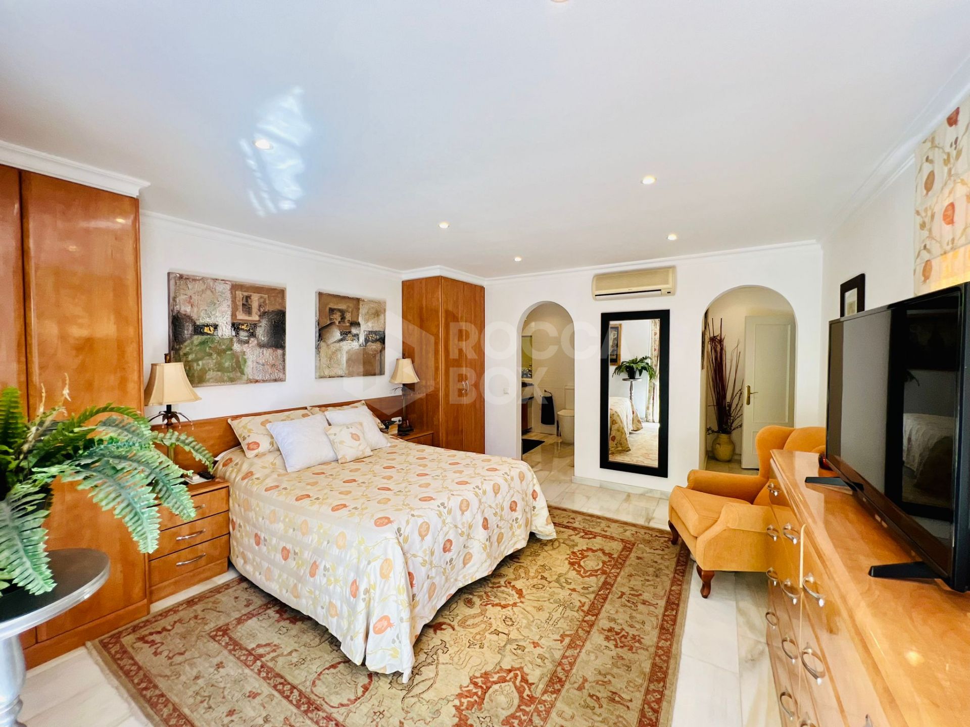 Luxurious 5-Bedroom Villa in Los Naranjos Hill Club: Gated Community with Stunning Views, Private Pool, and Spacious Living