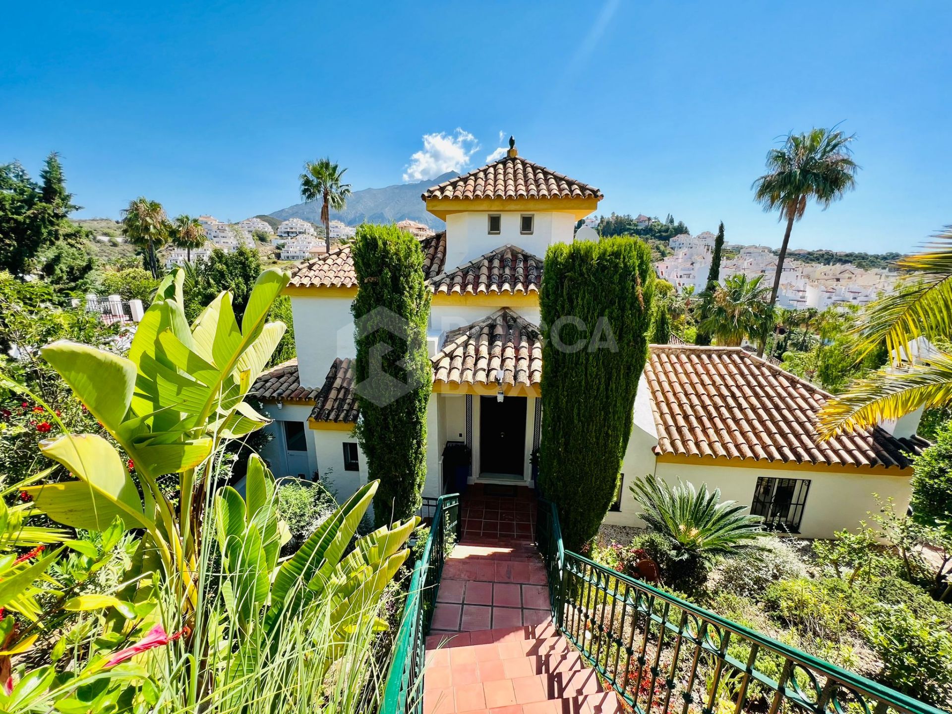 Luxurious 5-Bedroom Villa in Los Naranjos Hill Club: Gated Community with Stunning Views, Private Pool, and Spacious Living