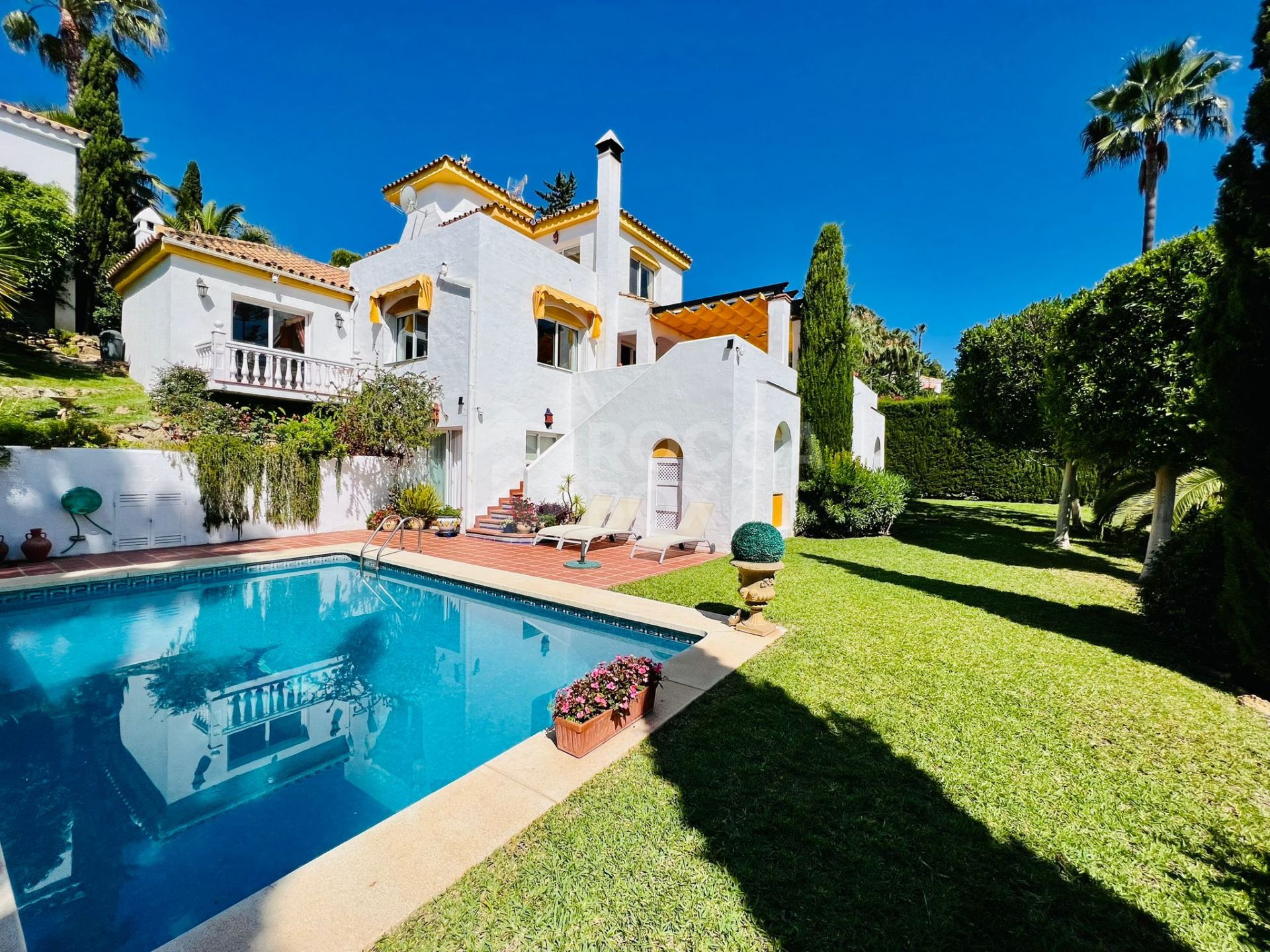 Luxurious 5-Bedroom Villa in Los Naranjos Hill Club: Gated Community with Stunning Views, Private Pool, and Spacious Living
