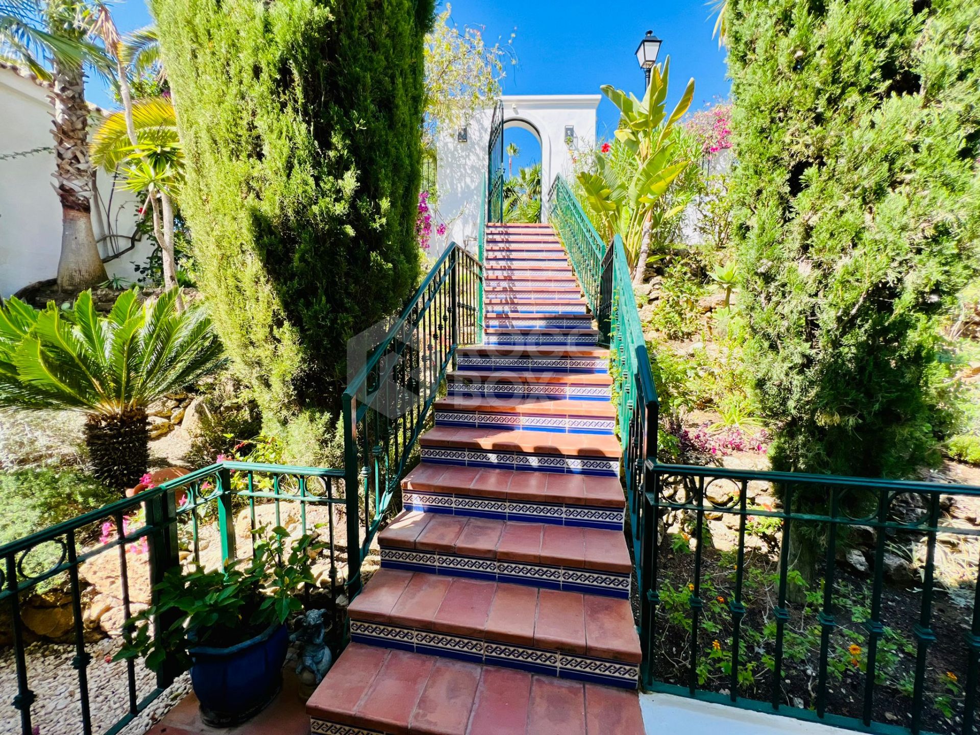 Luxurious 5-Bedroom Villa in Los Naranjos Hill Club: Gated Community with Stunning Views, Private Pool, and Spacious Living