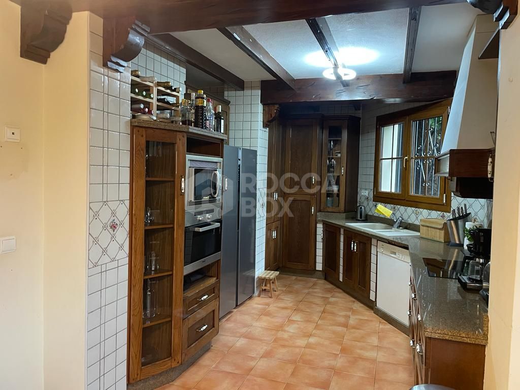 OWN A FOUR BEDROOM VILLA IN NUEVA ANDALUCIA FOR JUST 750,000 €