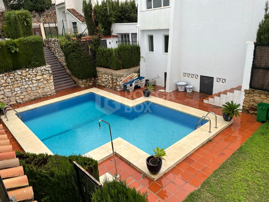 OWN A FOUR BEDROOM VILLA IN NUEVA ANDALUCIA FOR JUST 750,000 €