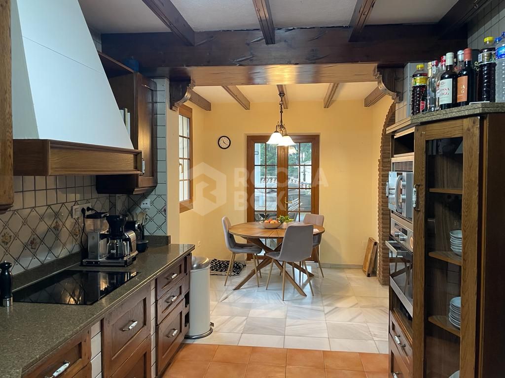 OWN A FOUR BEDROOM VILLA IN NUEVA ANDALUCIA FOR JUST 750,000 €