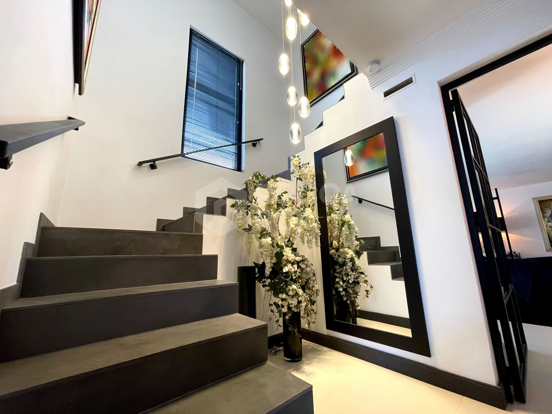 STYLISH, CONTEMPORARY VILLA SITUATED IN THE HEART OF NUEVA ANDALUCIA.