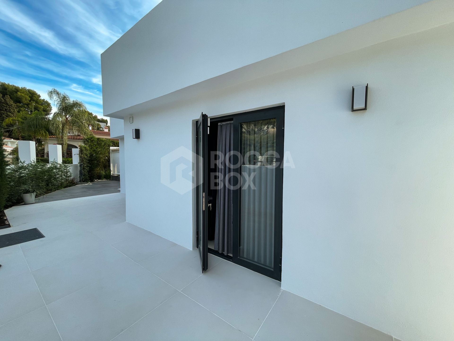 STYLISH, CONTEMPORARY VILLA SITUATED IN THE HEART OF NUEVA ANDALUCIA.
