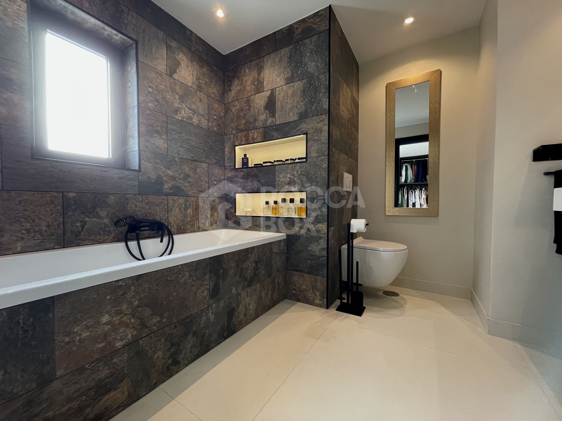 STYLISH, CONTEMPORARY VILLA SITUATED IN THE HEART OF NUEVA ANDALUCIA.