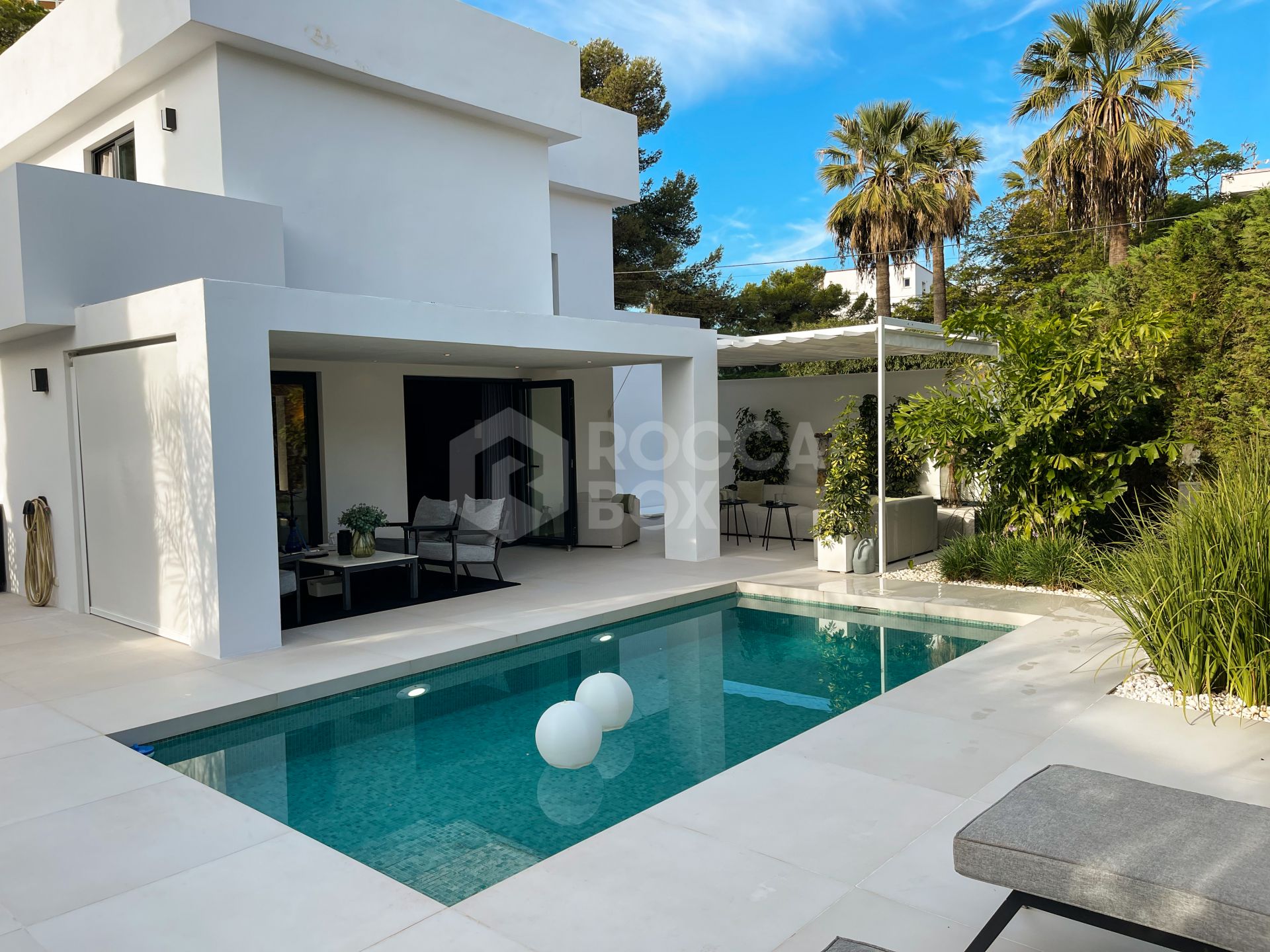 STYLISH, CONTEMPORARY VILLA SITUATED IN THE HEART OF NUEVA ANDALUCIA.
