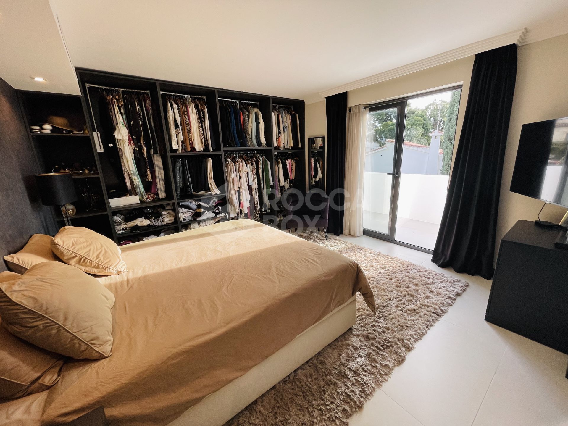 STYLISH, CONTEMPORARY VILLA SITUATED IN THE HEART OF NUEVA ANDALUCIA.