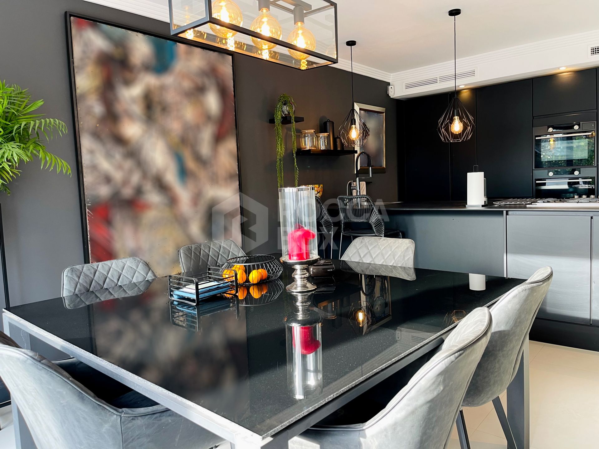 STYLISH, CONTEMPORARY VILLA SITUATED IN THE HEART OF NUEVA ANDALUCIA.