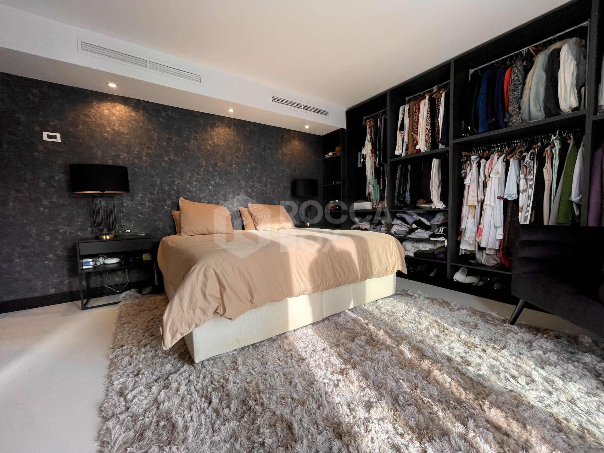 STYLISH, CONTEMPORARY VILLA SITUATED IN THE HEART OF NUEVA ANDALUCIA.
