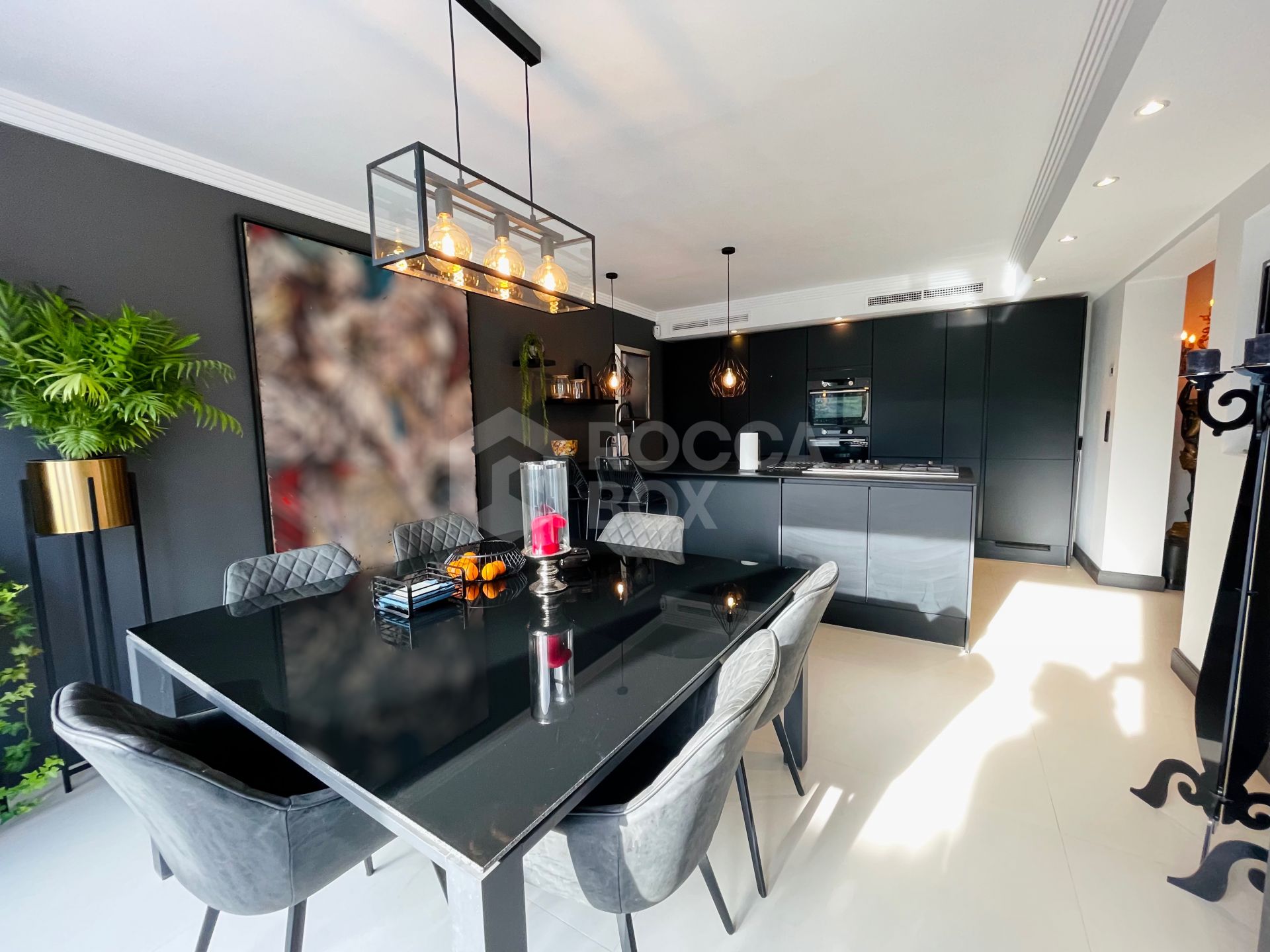 STYLISH, CONTEMPORARY VILLA SITUATED IN THE HEART OF NUEVA ANDALUCIA.