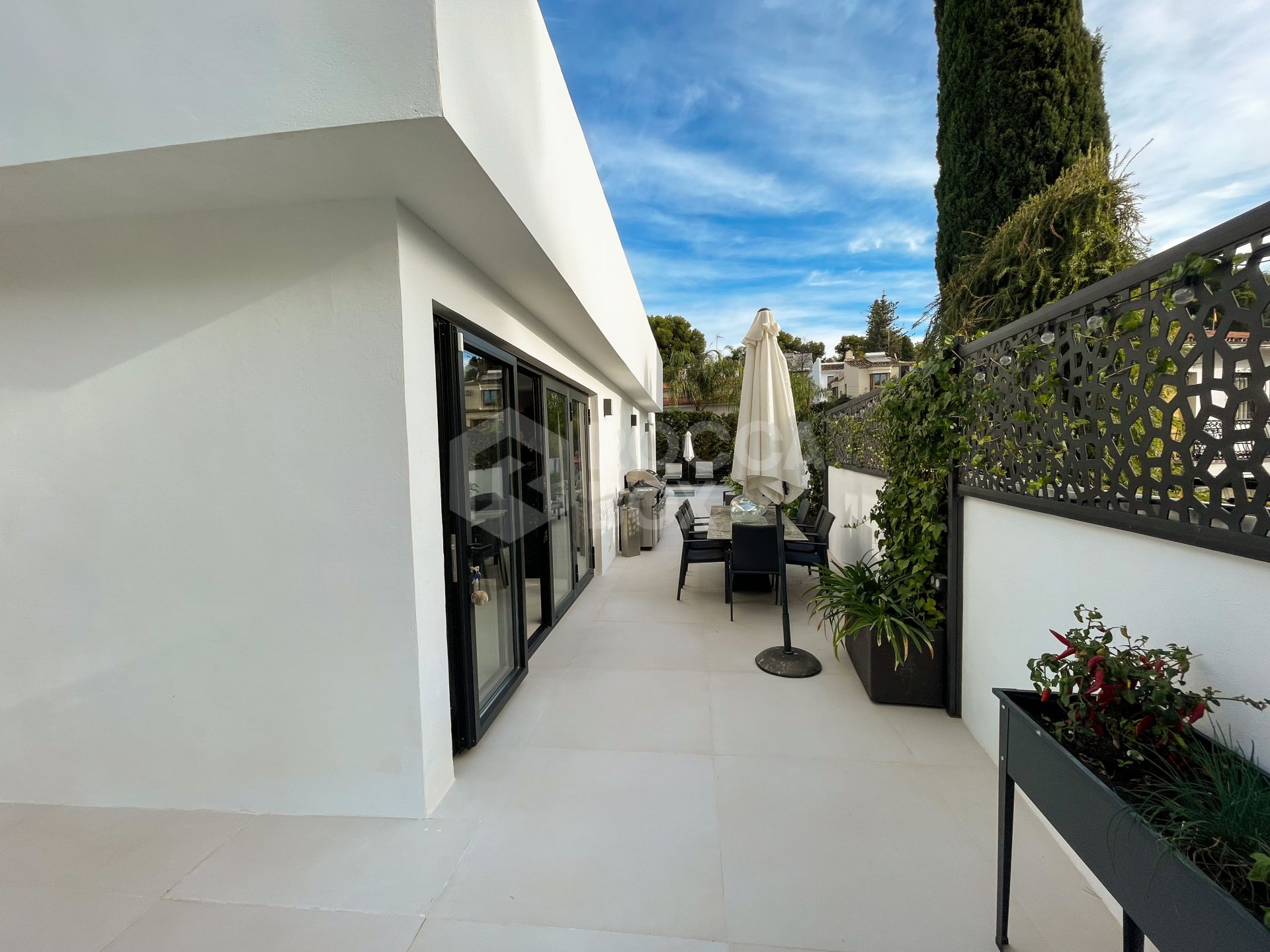 STYLISH, CONTEMPORARY VILLA SITUATED IN THE HEART OF NUEVA ANDALUCIA.