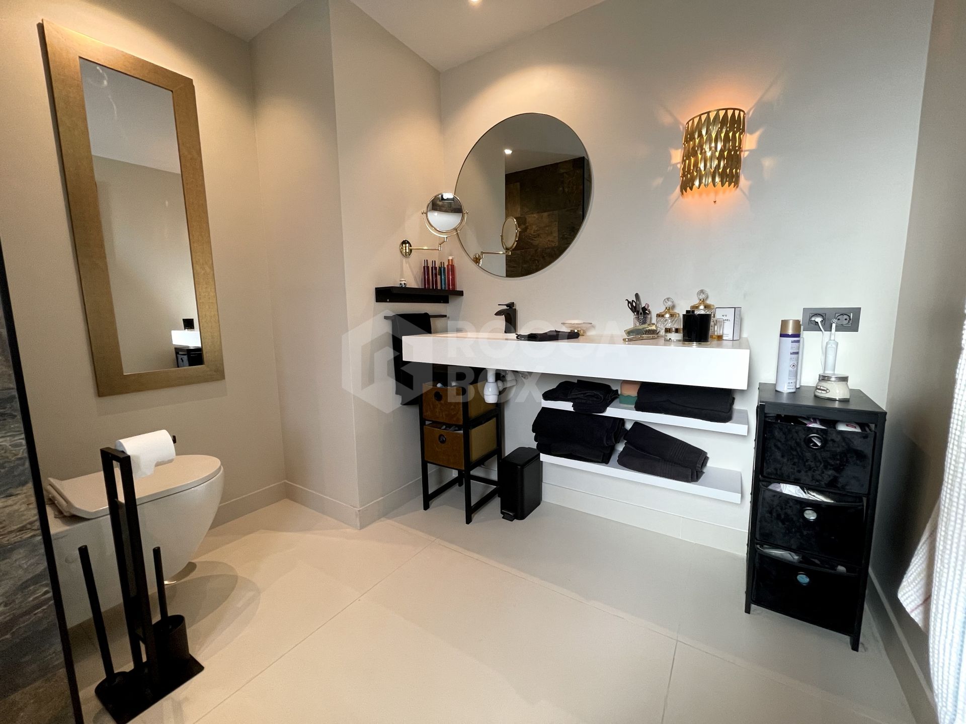 STYLISH, CONTEMPORARY VILLA SITUATED IN THE HEART OF NUEVA ANDALUCIA.