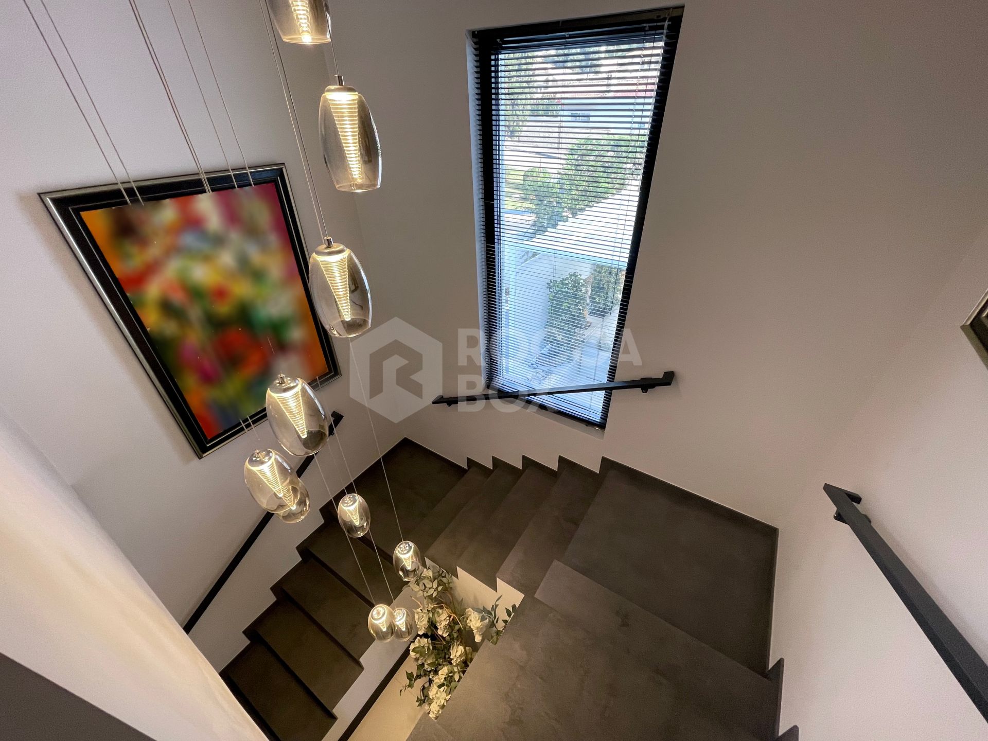 STYLISH, CONTEMPORARY VILLA SITUATED IN THE HEART OF NUEVA ANDALUCIA.