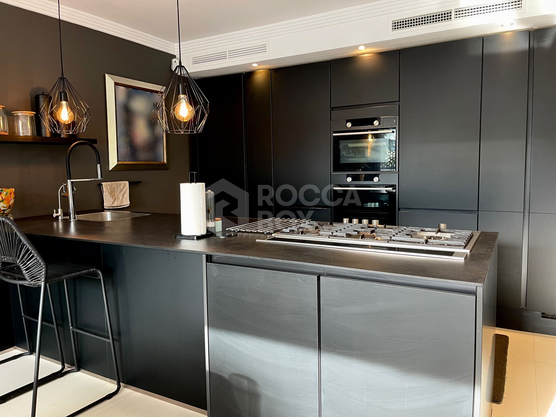 STYLISH, CONTEMPORARY VILLA SITUATED IN THE HEART OF NUEVA ANDALUCIA.