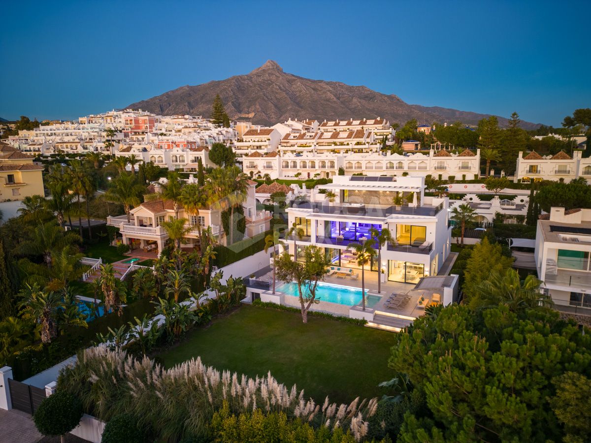 Elevate Your Lifestyle with this Contemporary Villa in the Heart of Nueva Andalucía