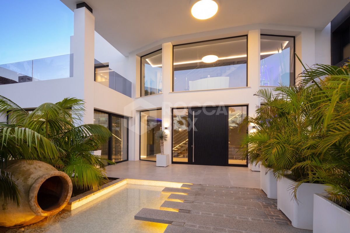 Elevate Your Lifestyle with this Contemporary Villa in the Heart of Nueva Andalucía