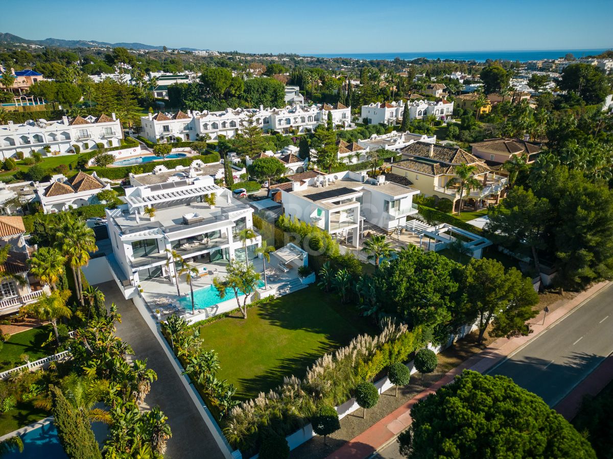 Elevate Your Lifestyle with this Contemporary Villa in the Heart of Nueva Andalucía