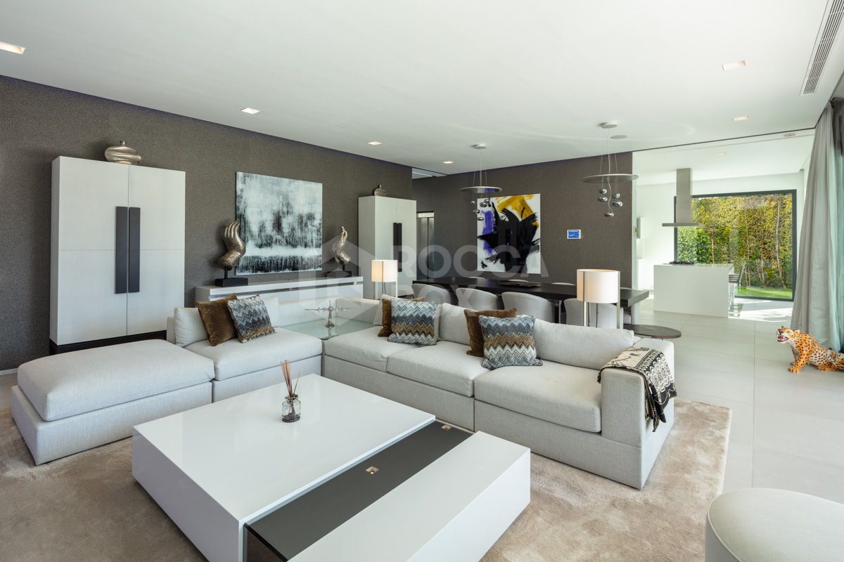 Elevate Your Lifestyle with this Contemporary Villa in the Heart of Nueva Andalucía