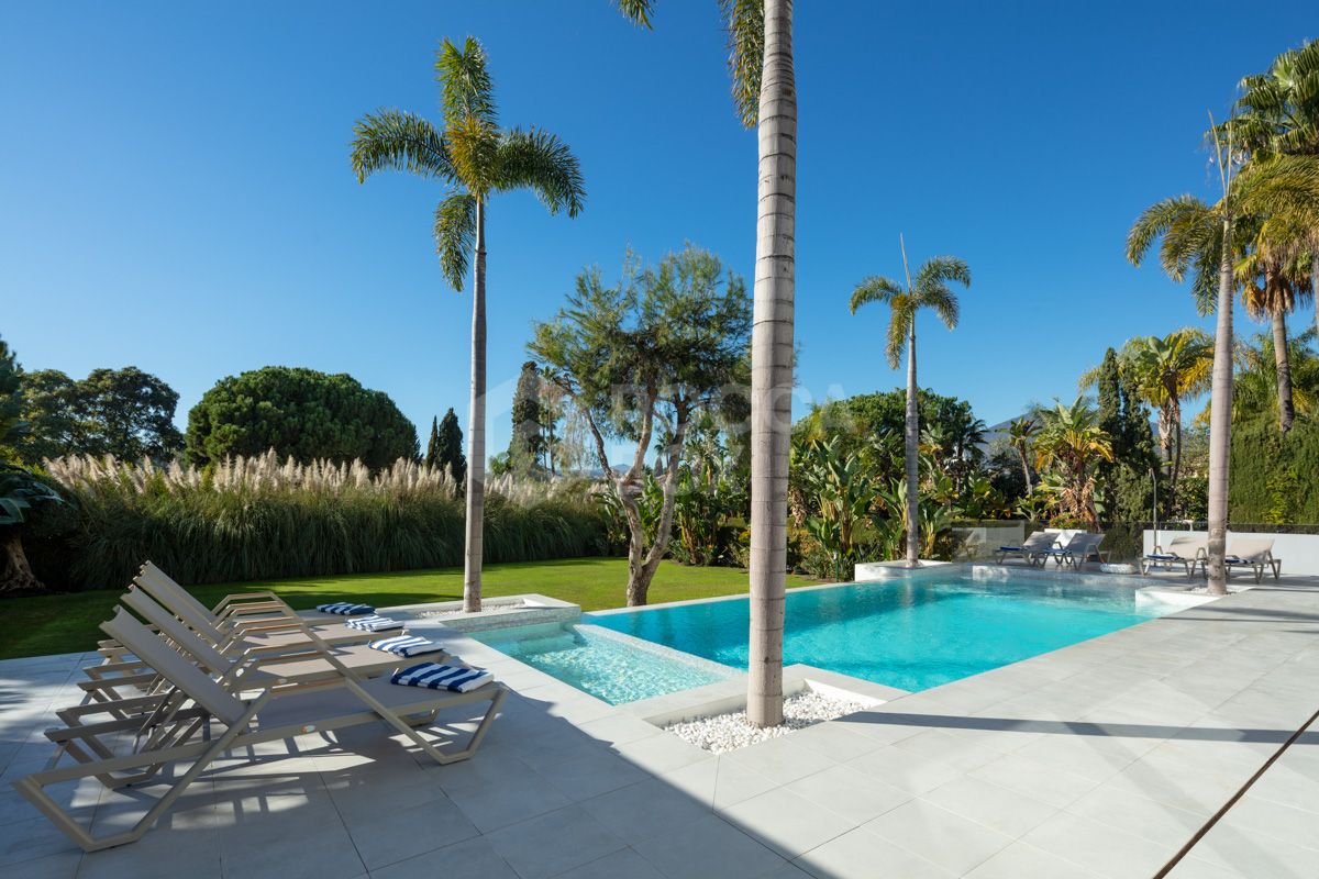 Elevate Your Lifestyle with this Contemporary Villa in the Heart of Nueva Andalucía