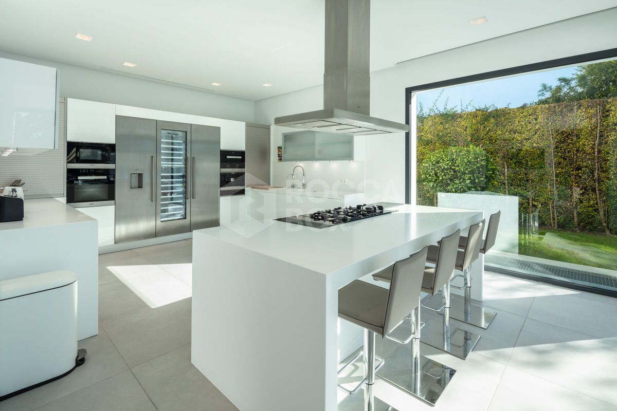 Elevate Your Lifestyle with this Contemporary Villa in the Heart of Nueva Andalucía