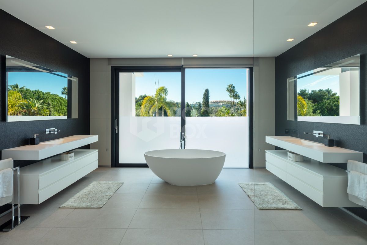 Elevate Your Lifestyle with this Contemporary Villa in the Heart of Nueva Andalucía
