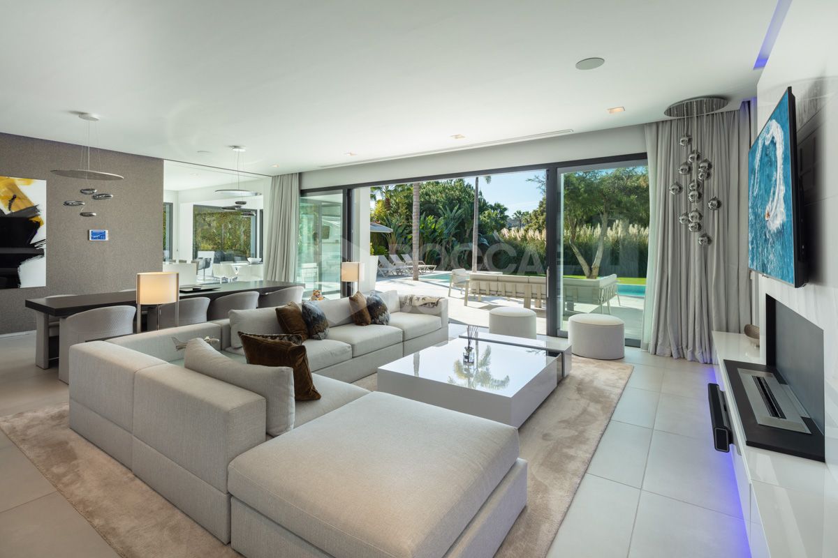 Elevate Your Lifestyle with this Contemporary Villa in the Heart of Nueva Andalucía