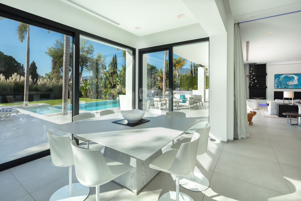 Elevate Your Lifestyle with this Contemporary Villa in the Heart of Nueva Andalucía