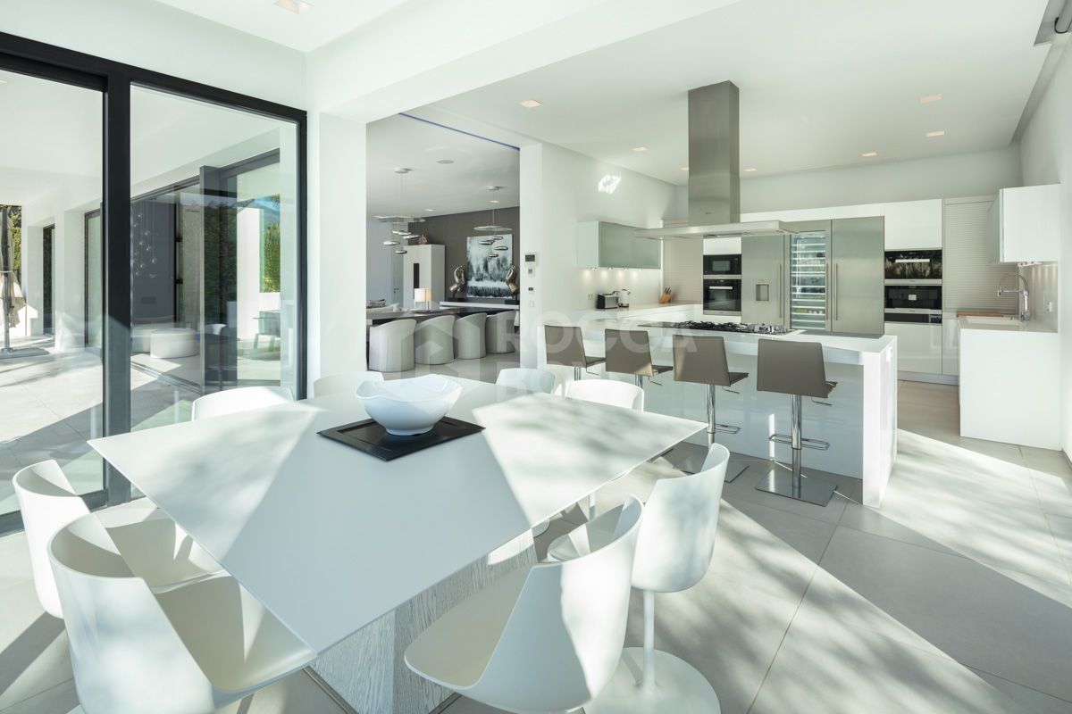 Elevate Your Lifestyle with this Contemporary Villa in the Heart of Nueva Andalucía