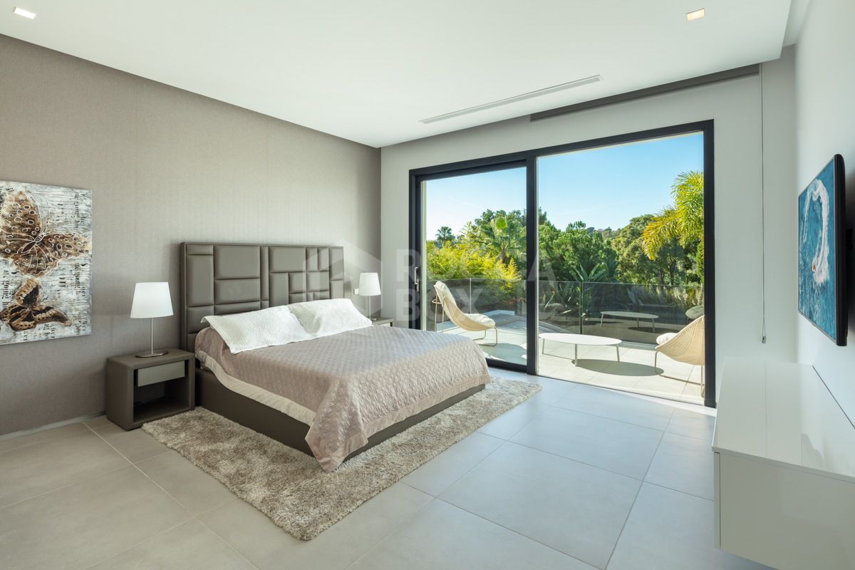 Elevate Your Lifestyle with this Contemporary Villa in the Heart of Nueva Andalucía