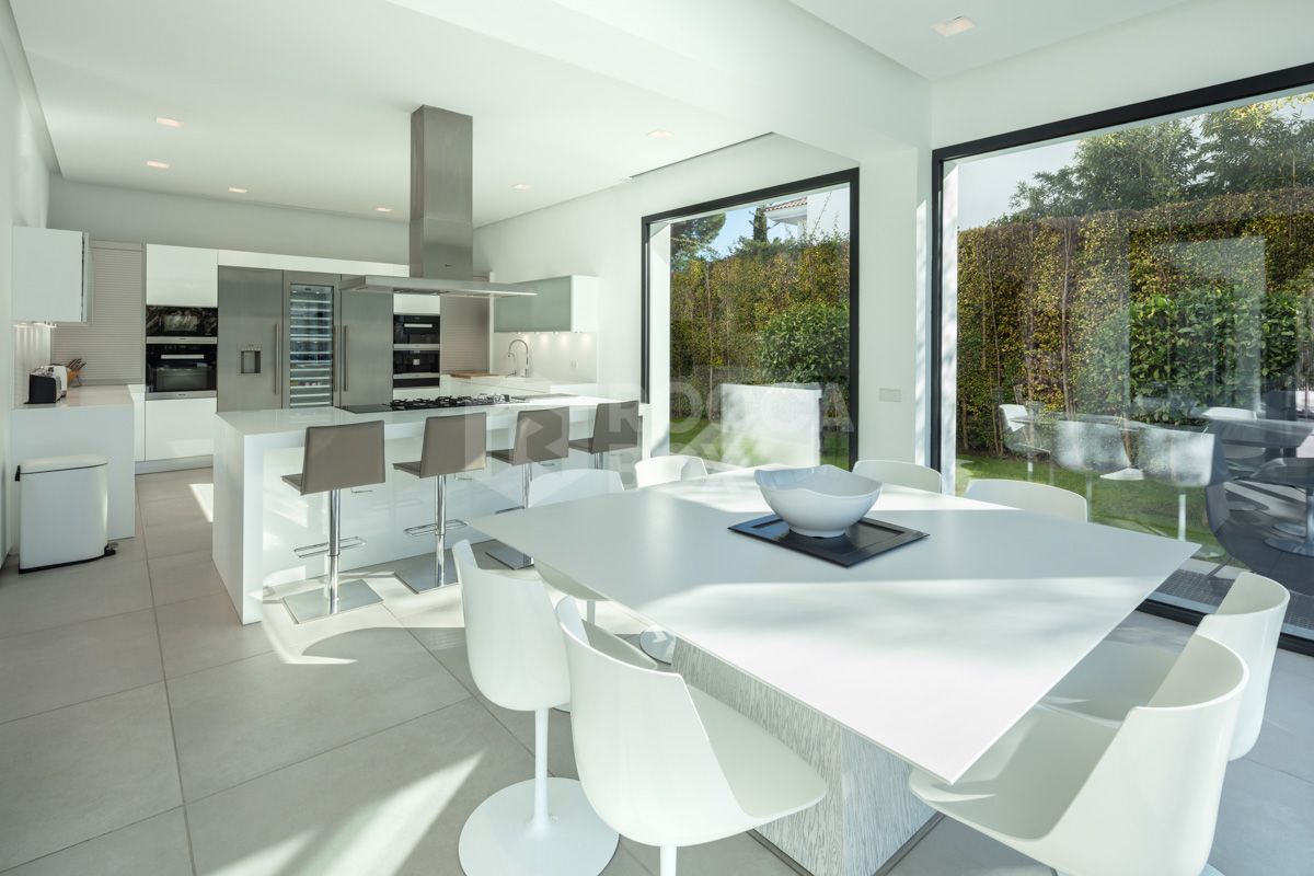 Elevate Your Lifestyle with this Contemporary Villa in the Heart of Nueva Andalucía