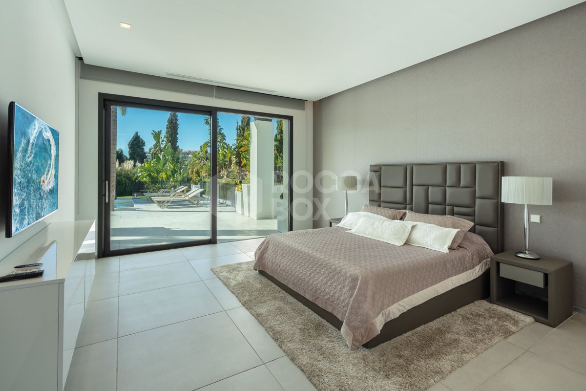 Elevate Your Lifestyle with this Contemporary Villa in the Heart of Nueva Andalucía