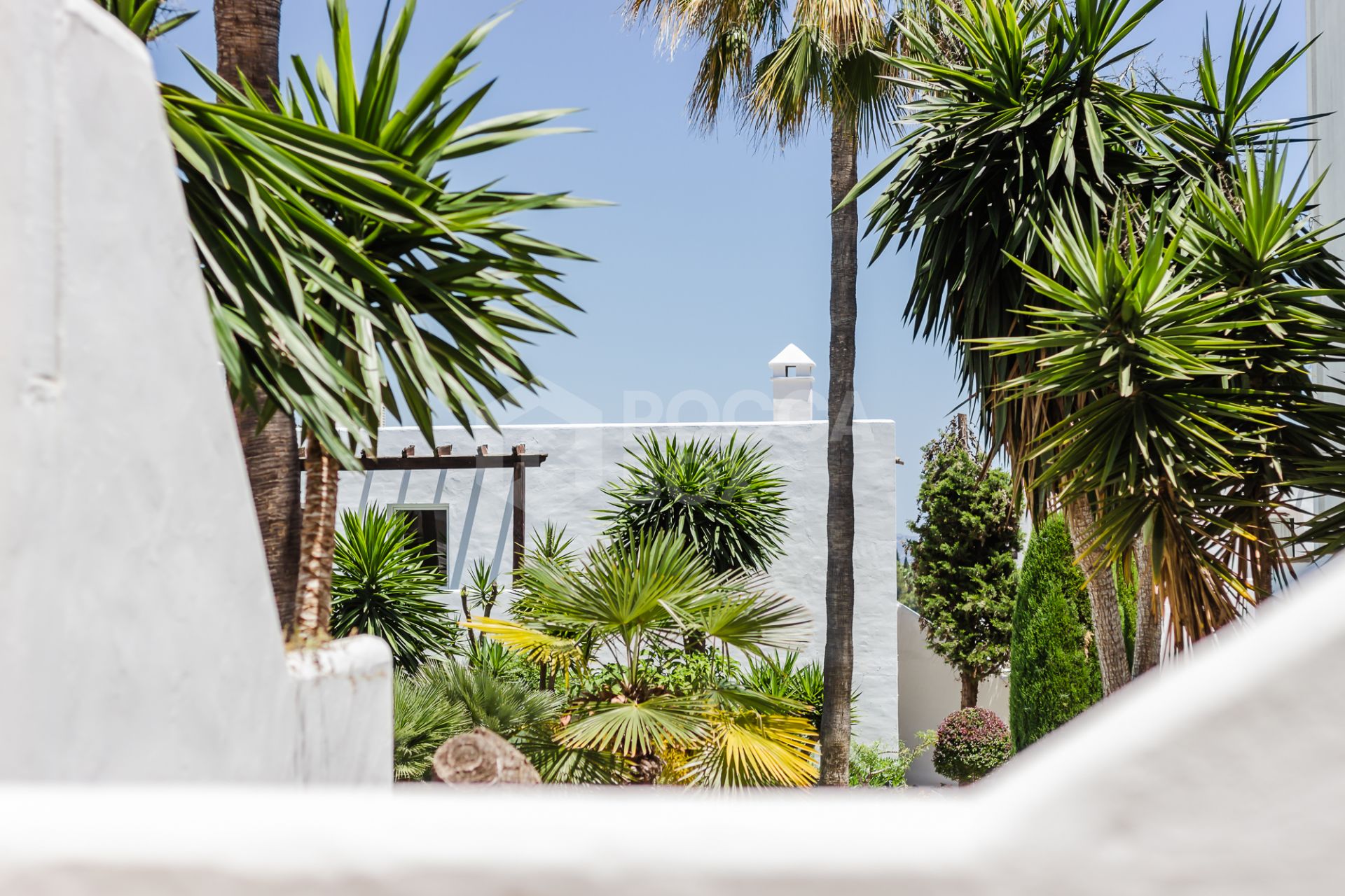 Indulge in the Serenity of this Exquisite Apartment with Captivating Views