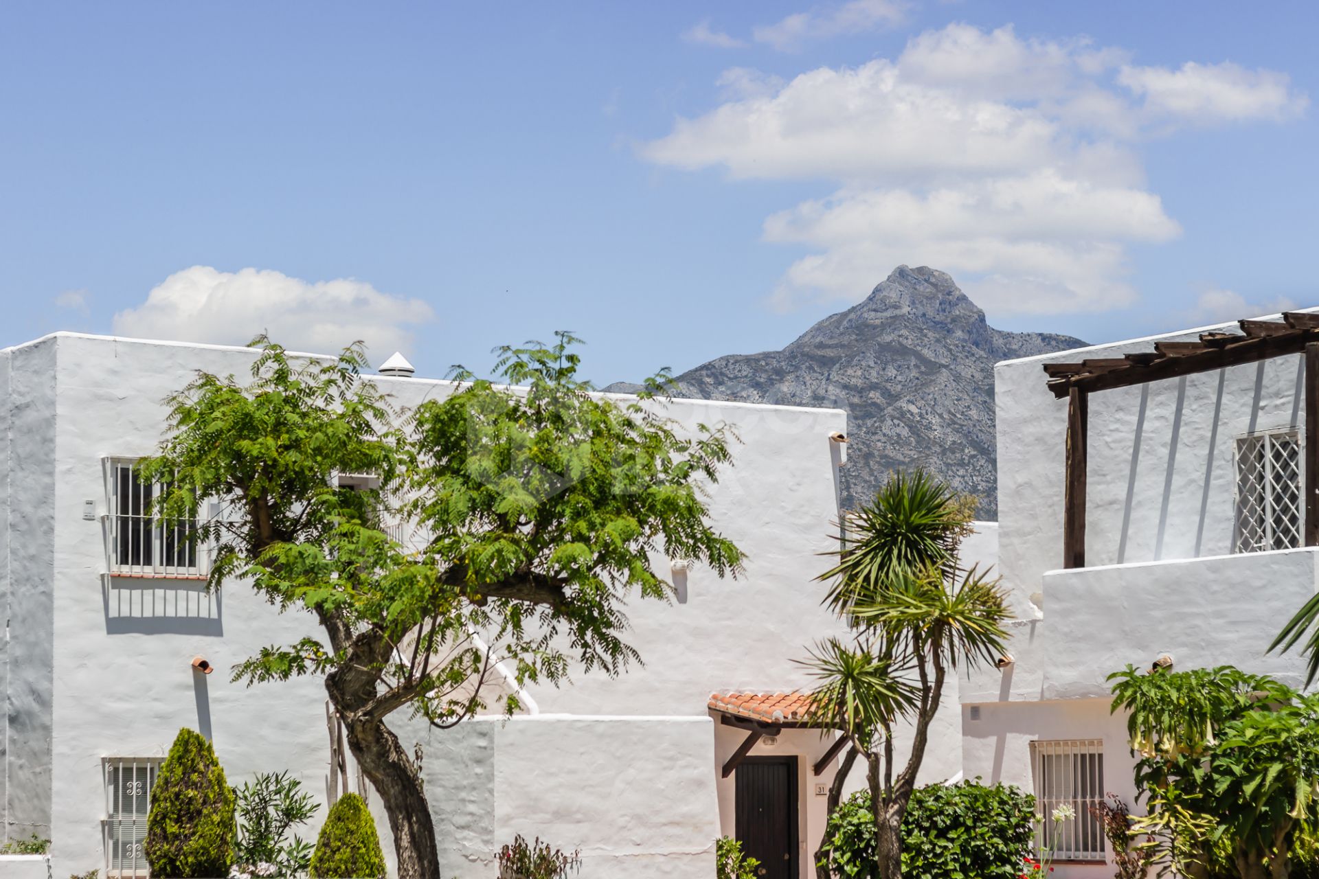 Indulge in the Serenity of this Exquisite Apartment with Captivating Views