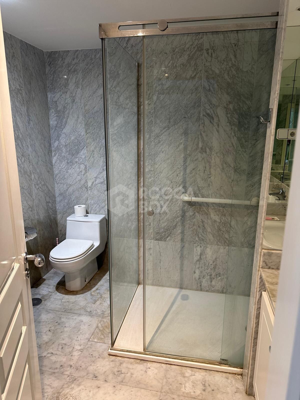 Elegant Beachside Apartment for Rent in Marbella's Prestigious Puerto Banus