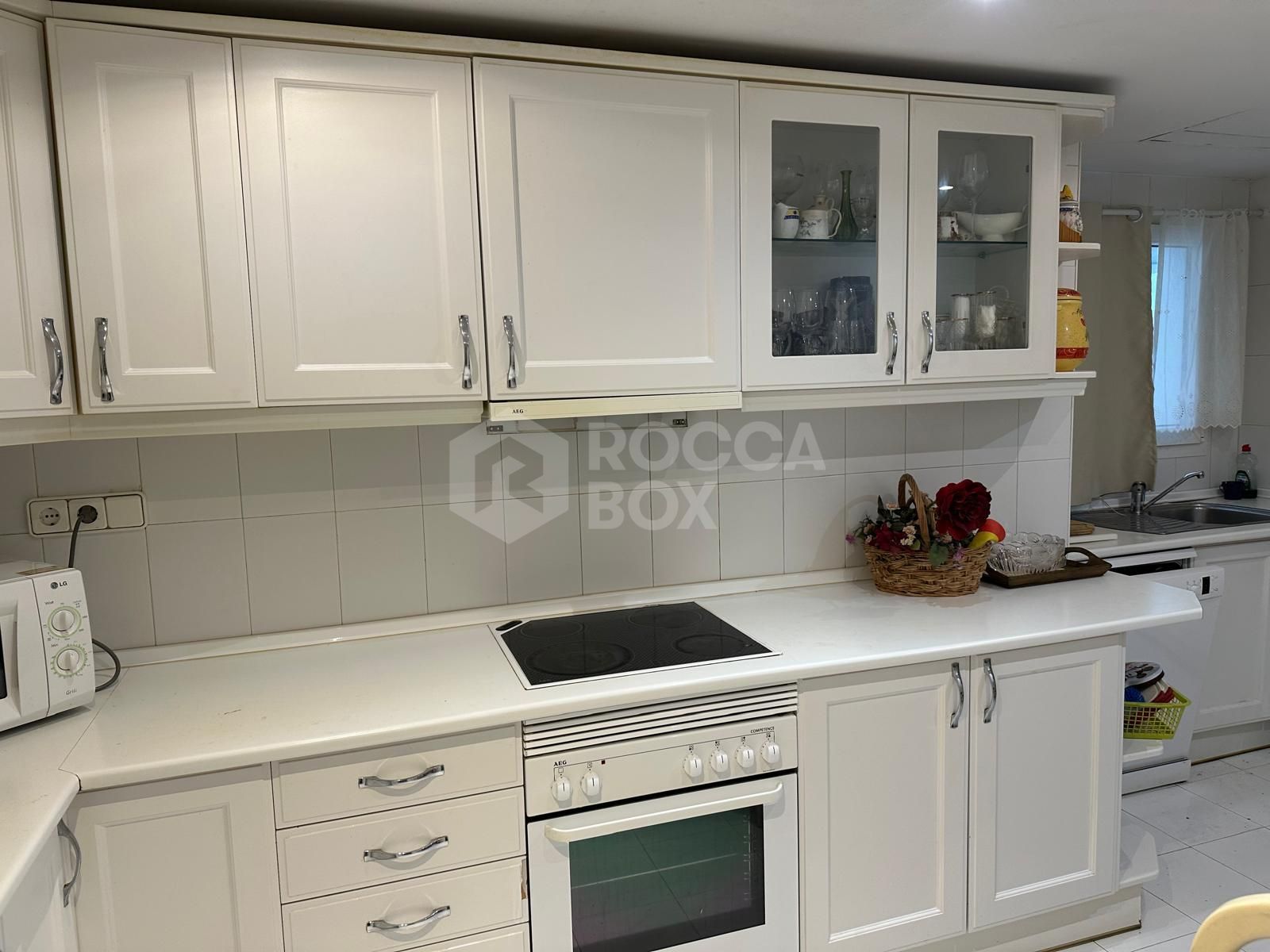 Elegant Beachside Apartment for Rent in Marbella's Prestigious Puerto Banus