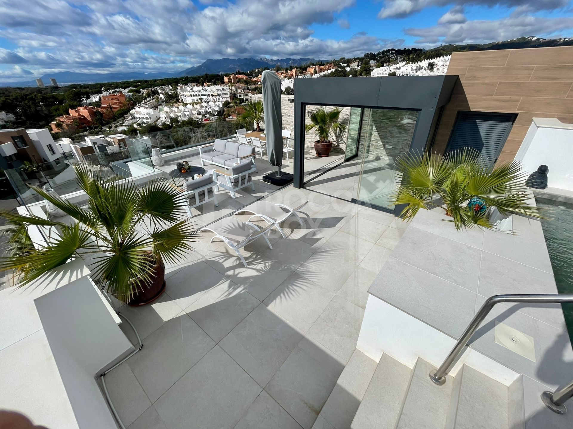 DUPLEX PENTHOUSE WITH PRIVATE ROOFTOP SWIMMING POOL