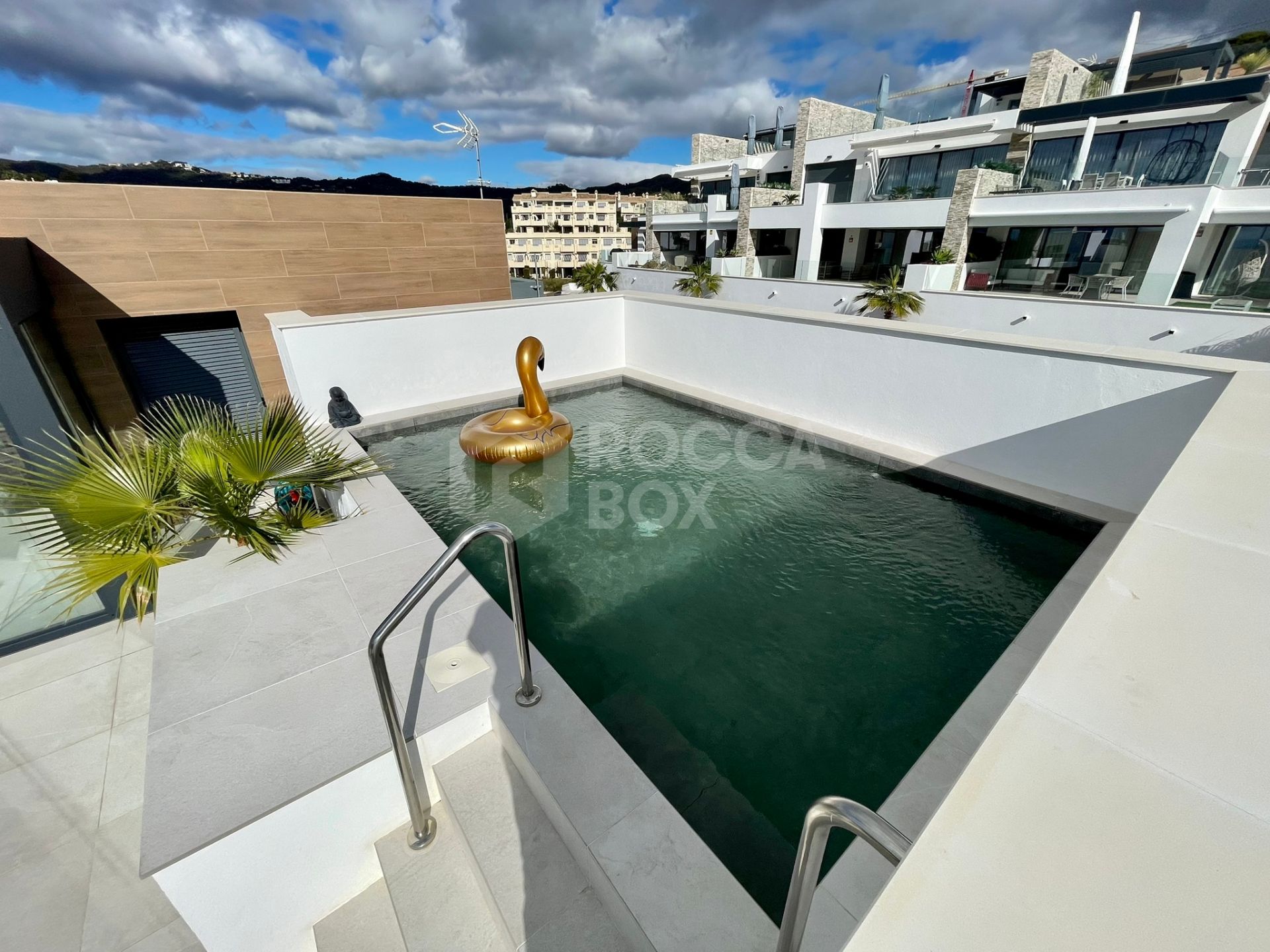 DUPLEX PENTHOUSE WITH PRIVATE ROOFTOP SWIMMING POOL