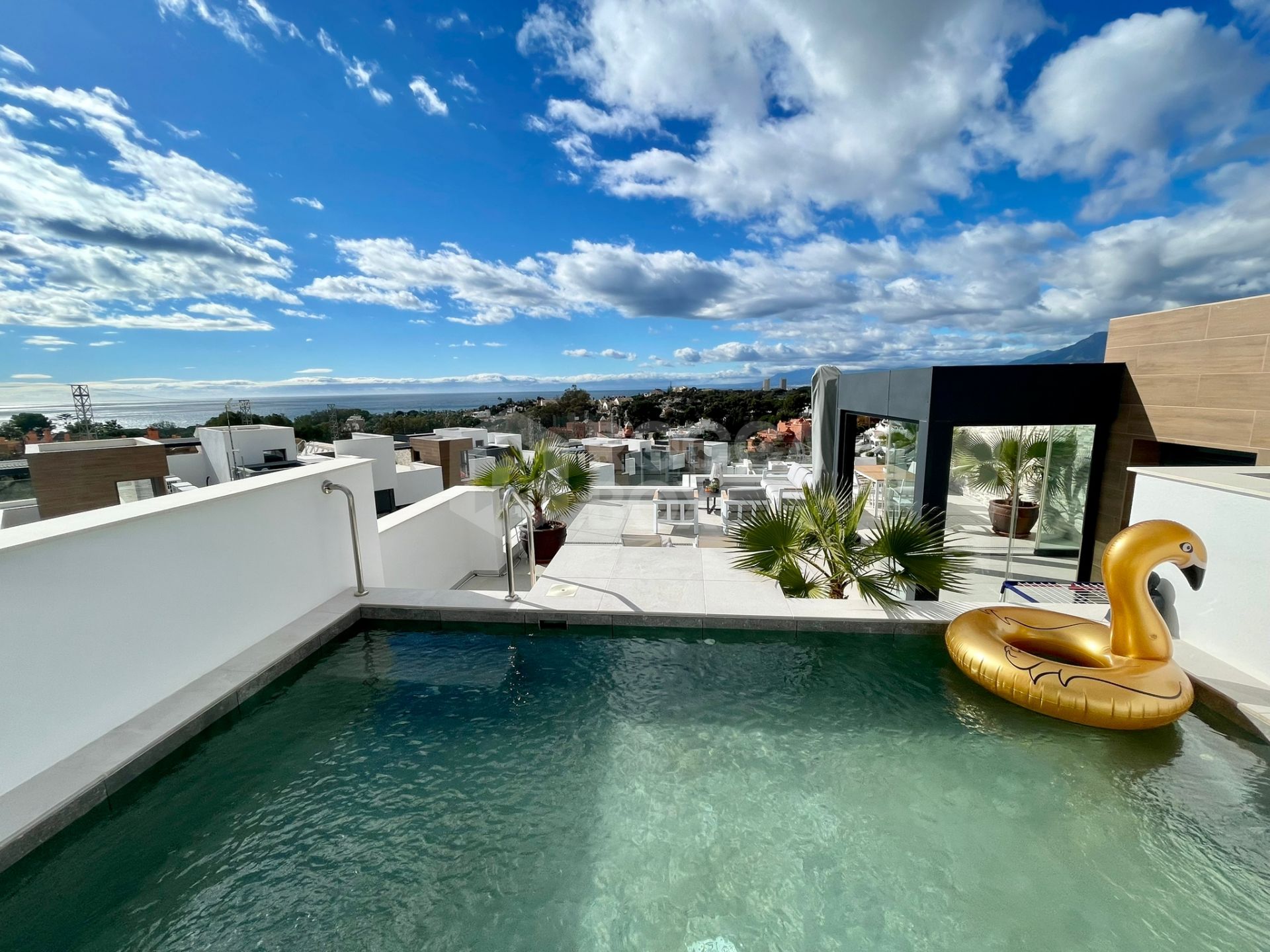 DUPLEX PENTHOUSE WITH PRIVATE ROOFTOP SWIMMING POOL