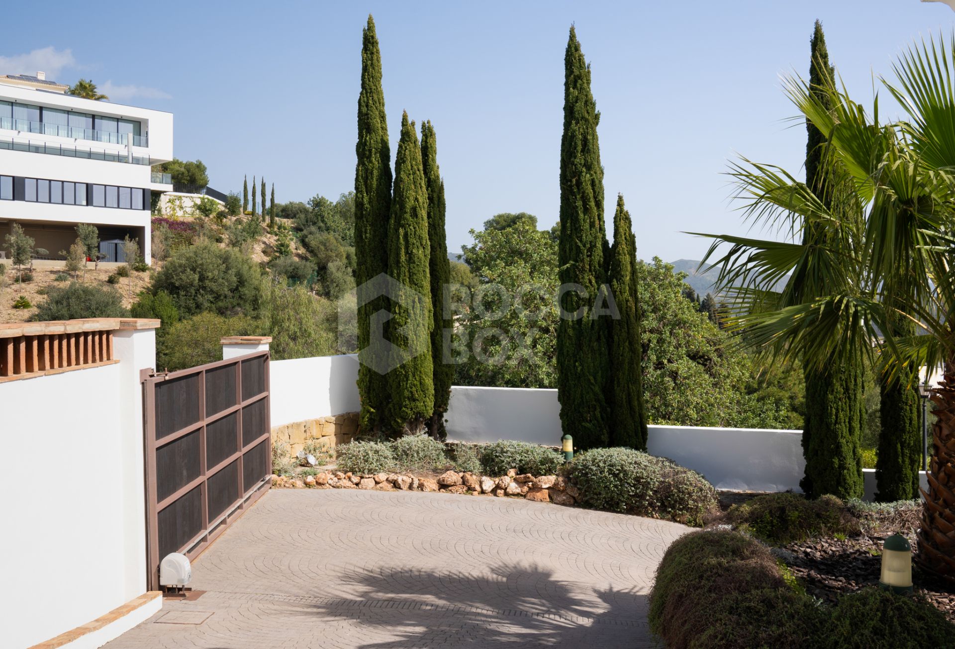 Exquisite Villa with Panoramic Views in Los Monteros Altos