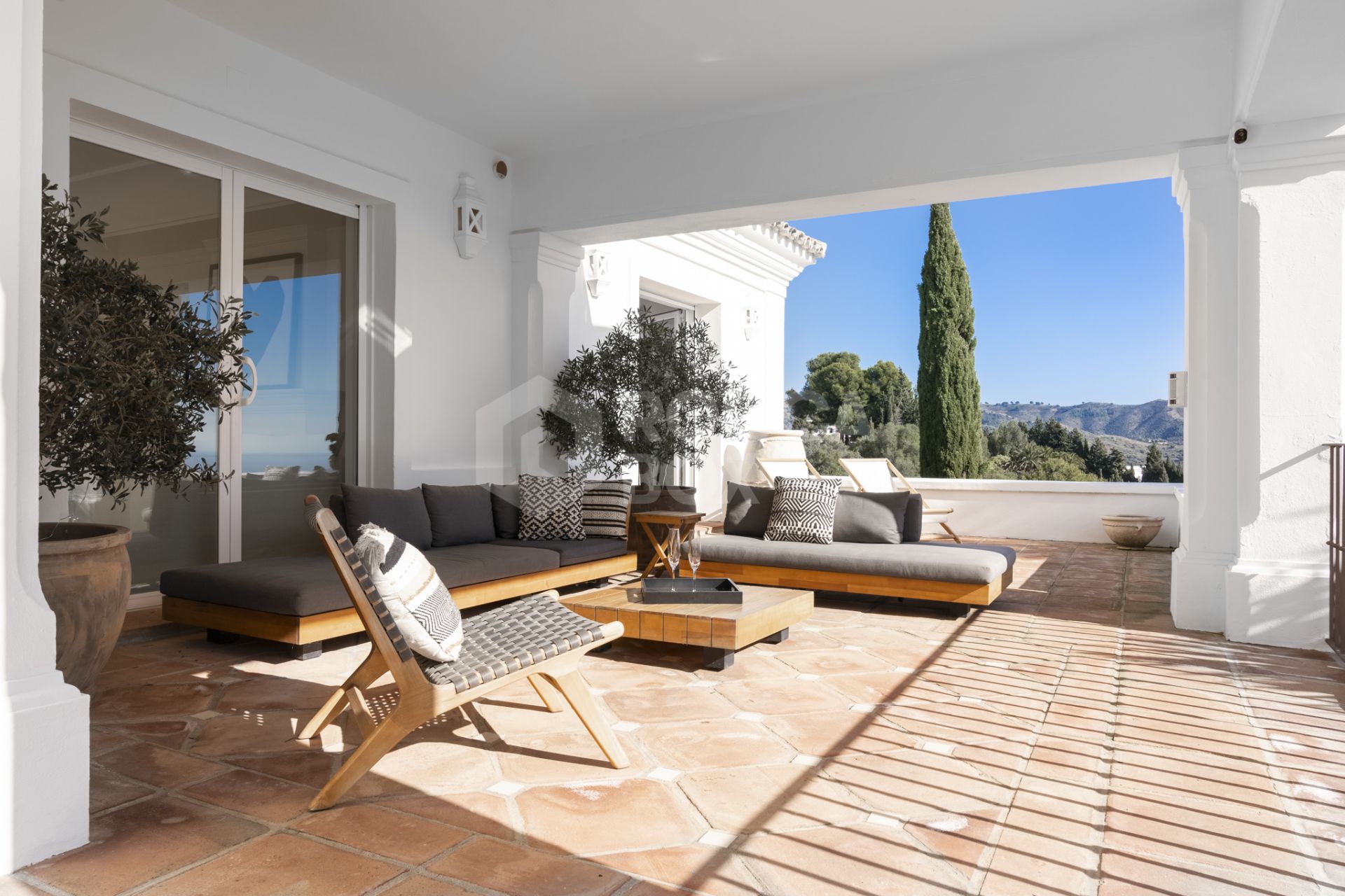 Exquisite Villa with Panoramic Views in Los Monteros Altos