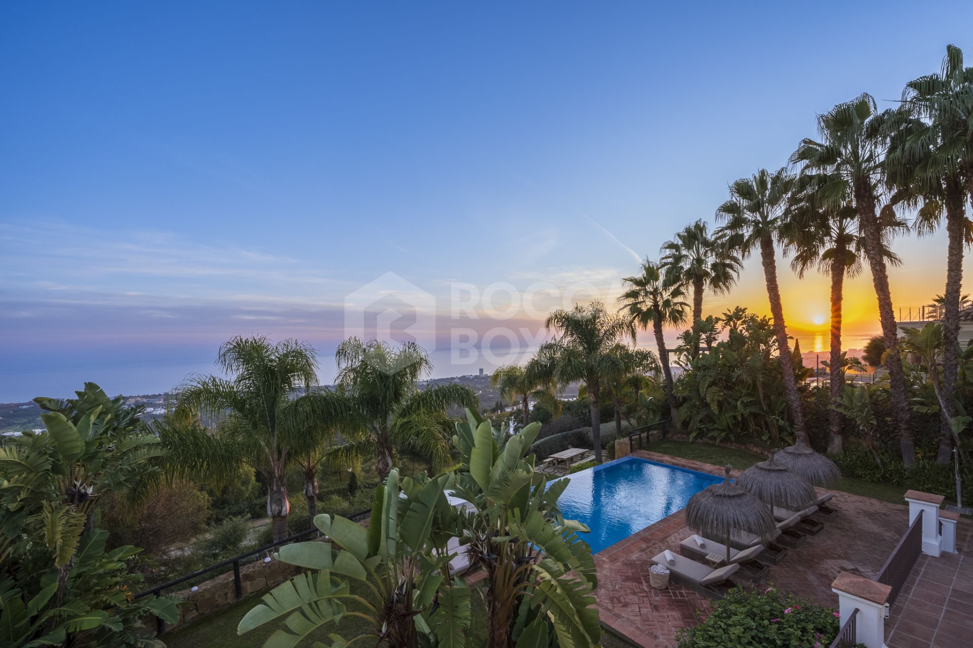 Exquisite Villa with Panoramic Views in Los Monteros Altos